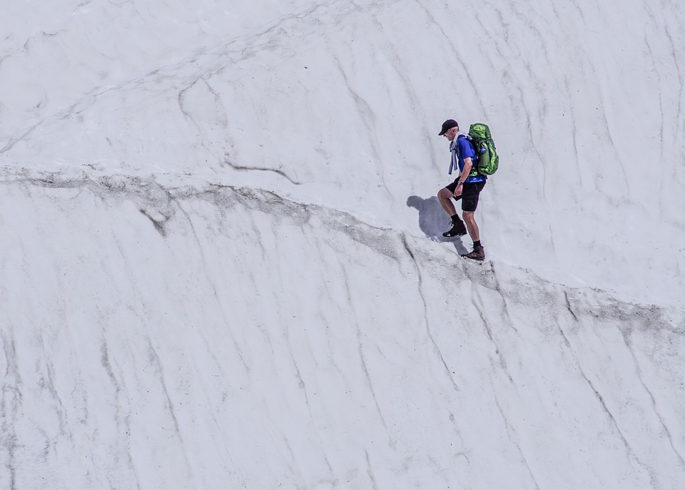 orang mendaki gunung es secara vertikal