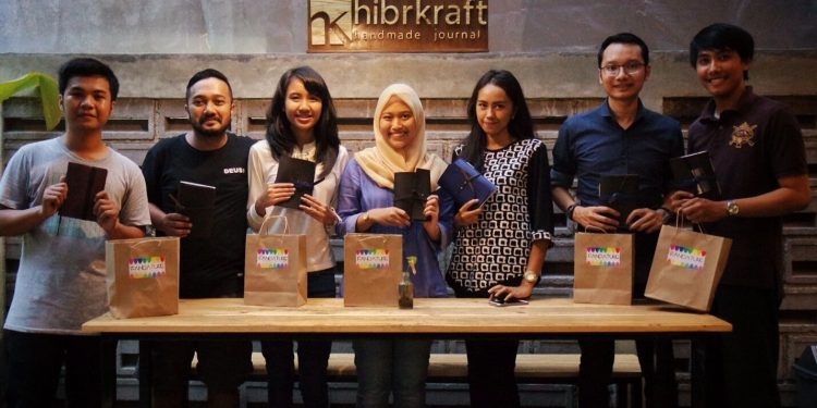 Hibrkraft Experience Group Holding Notebooks For Gift