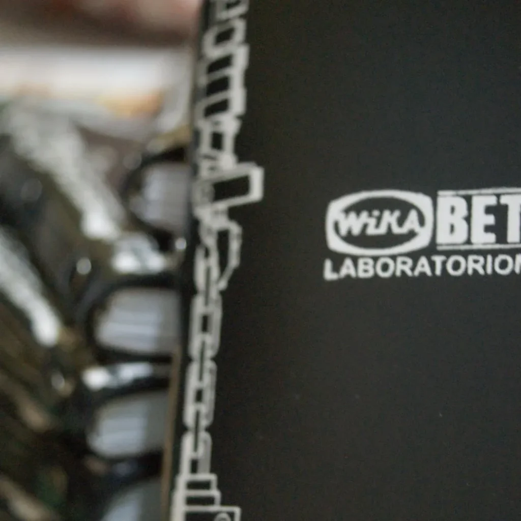 Sampul notebook hitam untuk Wika Beton