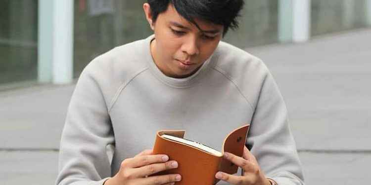 Hibrkraft Testimonials Rizkyardinsyah Reading A Book