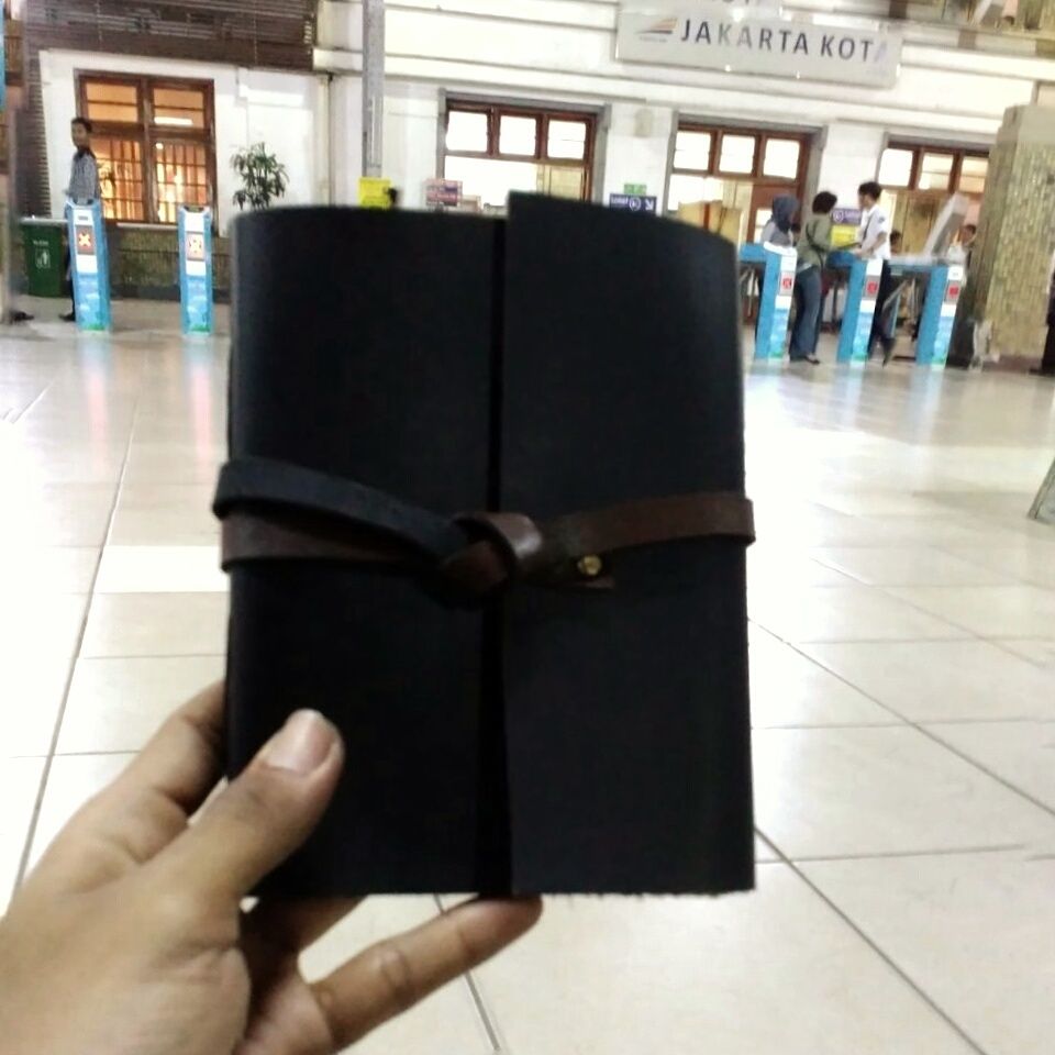 Hibrkraft User Generated Content Black Notebook Hand 2