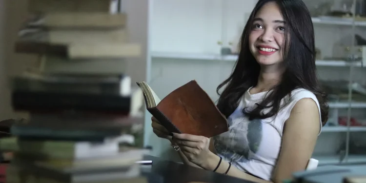 Asykirna Dudu Belakang Buku Tua