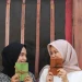 Dua Gadis Saling Berpandangan Memegang Jurnal Hibrkraft