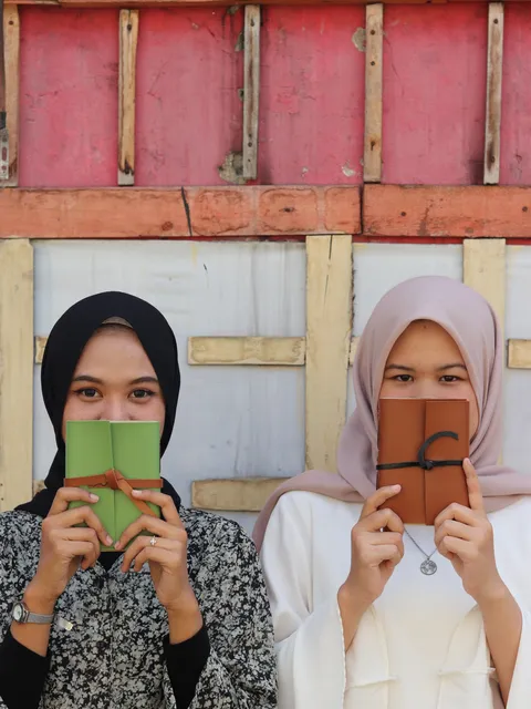 Dua Perempuan Pegang Custom Notebook