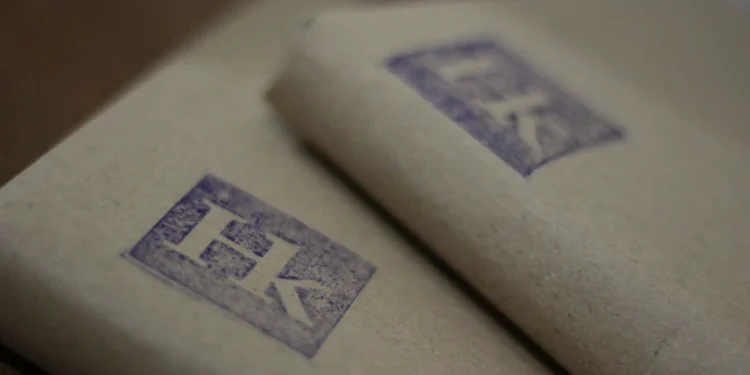 Hibrkraft Envelope Packing