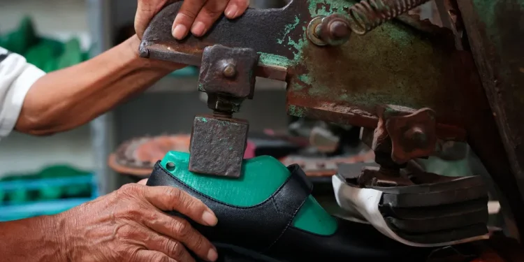 Pengrajin Membuat Sepatu Kulit