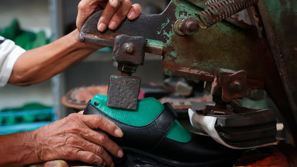 Pengrajin Membuat Sepatu Kulit