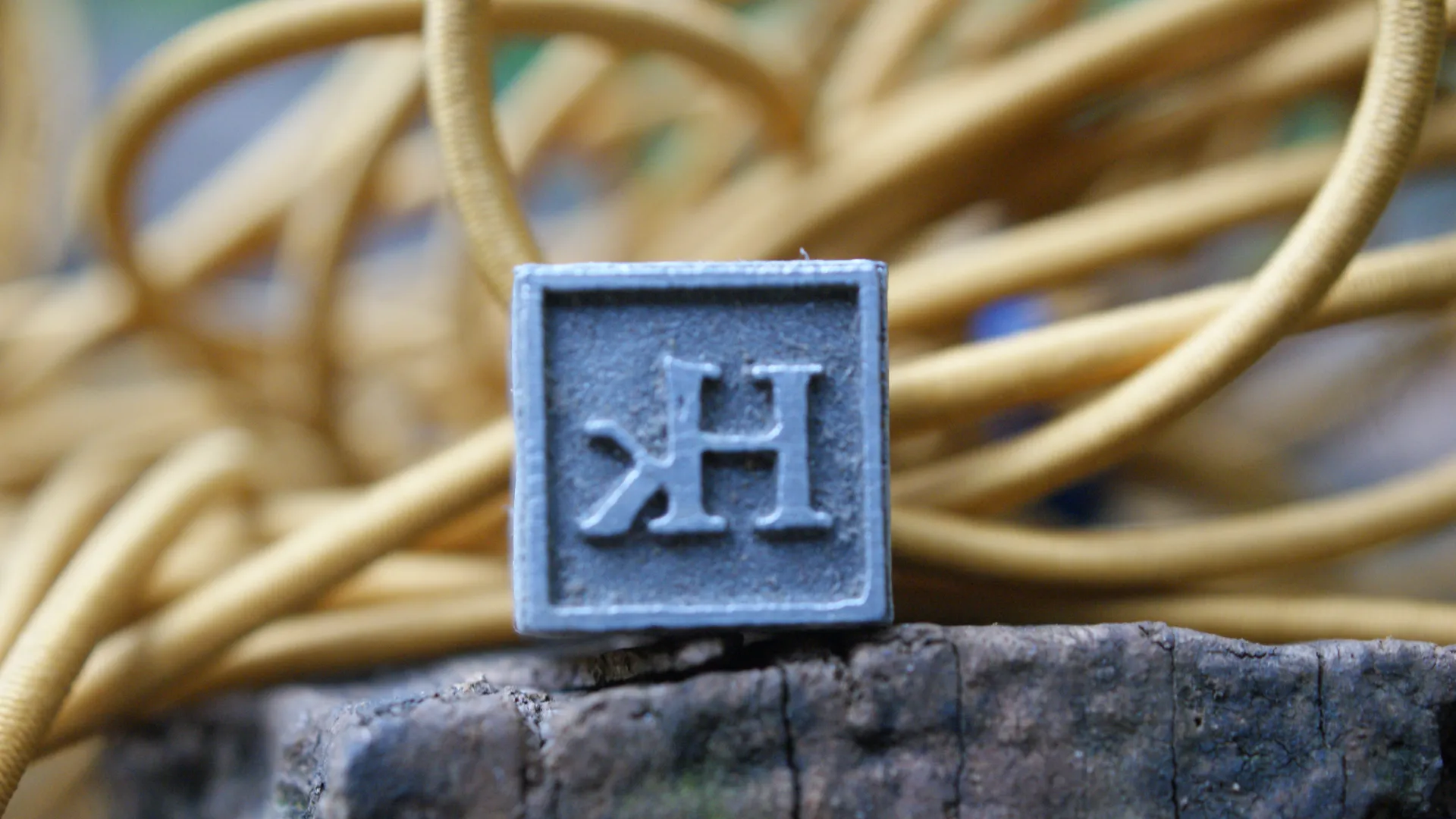 Plat Emboss Logo Hibrkraft
