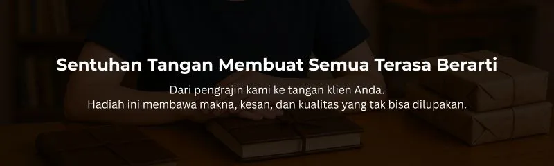 Sebuah jurnal kulit kustom Hibrkraft yang dijahit tangan, melambangkan kerajinan tangan yang penuh makna dan personal.