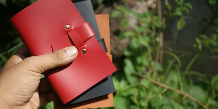 10100522 Hibrkraft Hand Holding Leather Notebooks