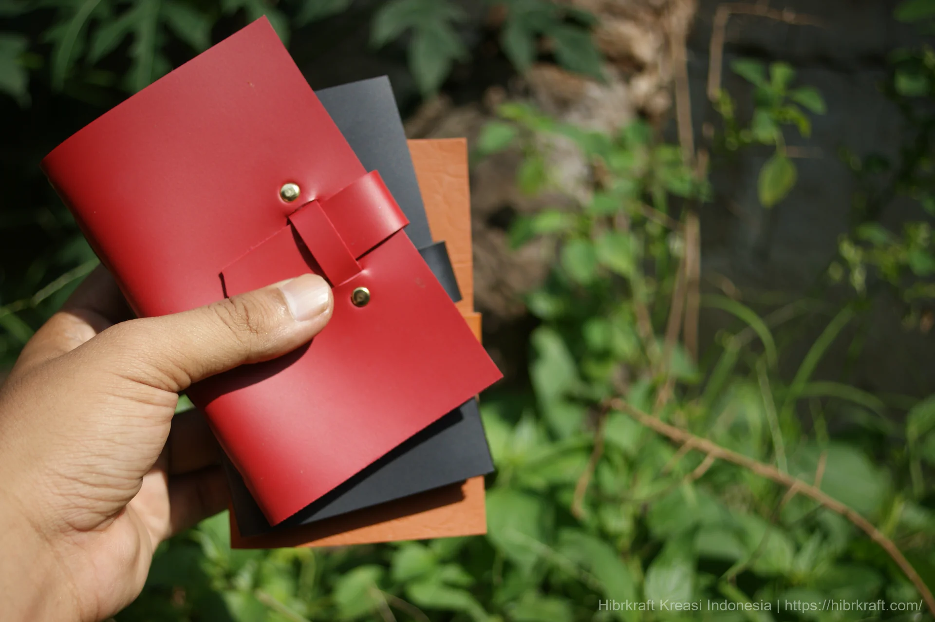 10100522 Hibrkraft Hand Holding Leather Notebooks