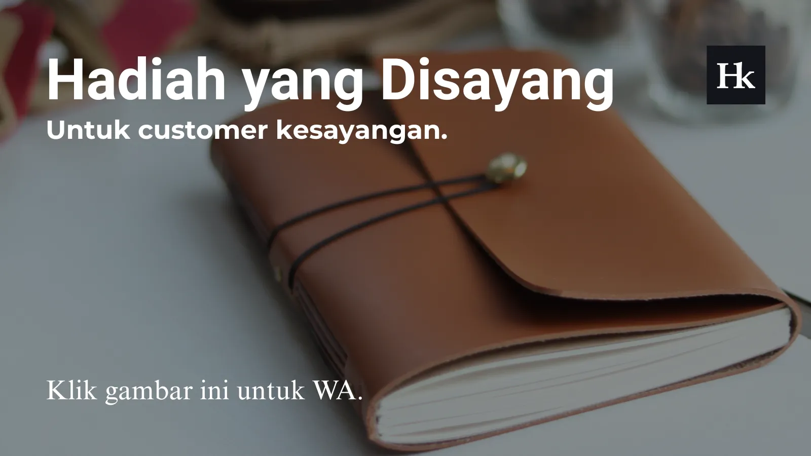 Banner menampilkan jurnal kulit sebagai hadiah yang dipersonalisasi dan penuh perhatian.