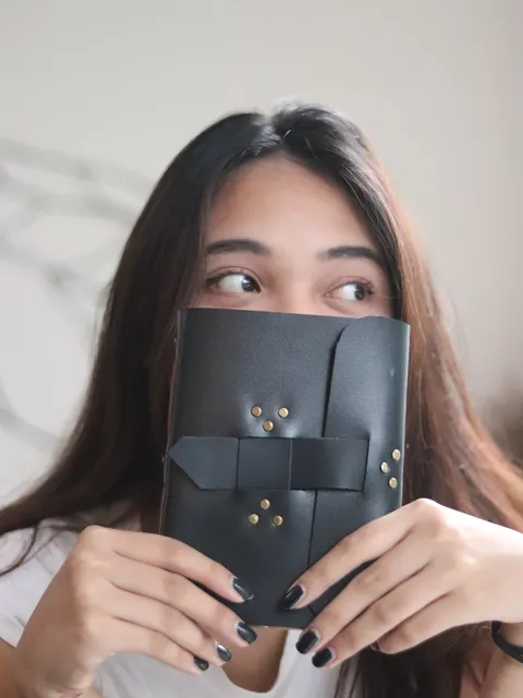 Buku catatan kulit hitam kustom dengan detail personalisasi