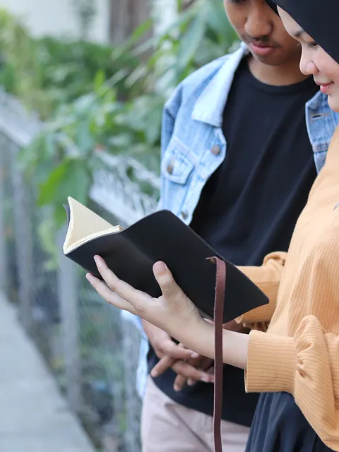 Buku catatan kulit hitam kustom