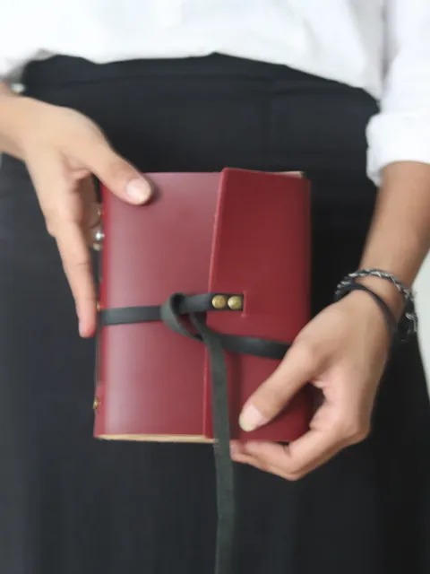 Jurnal kulit merah marun dengan kustomisasi, menampilkan keahlian Hibrkraft