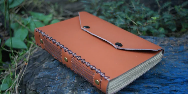 Hibrkraft Baklava Leather Journal Outdoor Shot