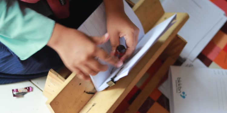 Hibrkraft Melubangi Bahan Paper Hole Punching