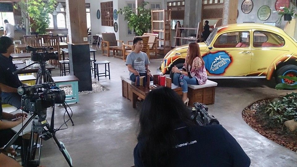 Suasana syuting wawancara televisi dengan Hibrkraft di sebuah kafe dengan mobil VW kodok kuning sebagai properti.