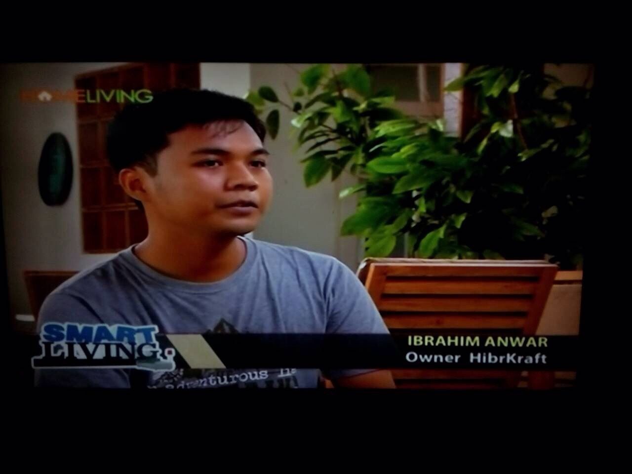 Ibrahim Anwar, Owner Hibrkraft, dalam sebuah wawancara di acara televisi Smart Living, dengan latar belakang tanaman hijau.