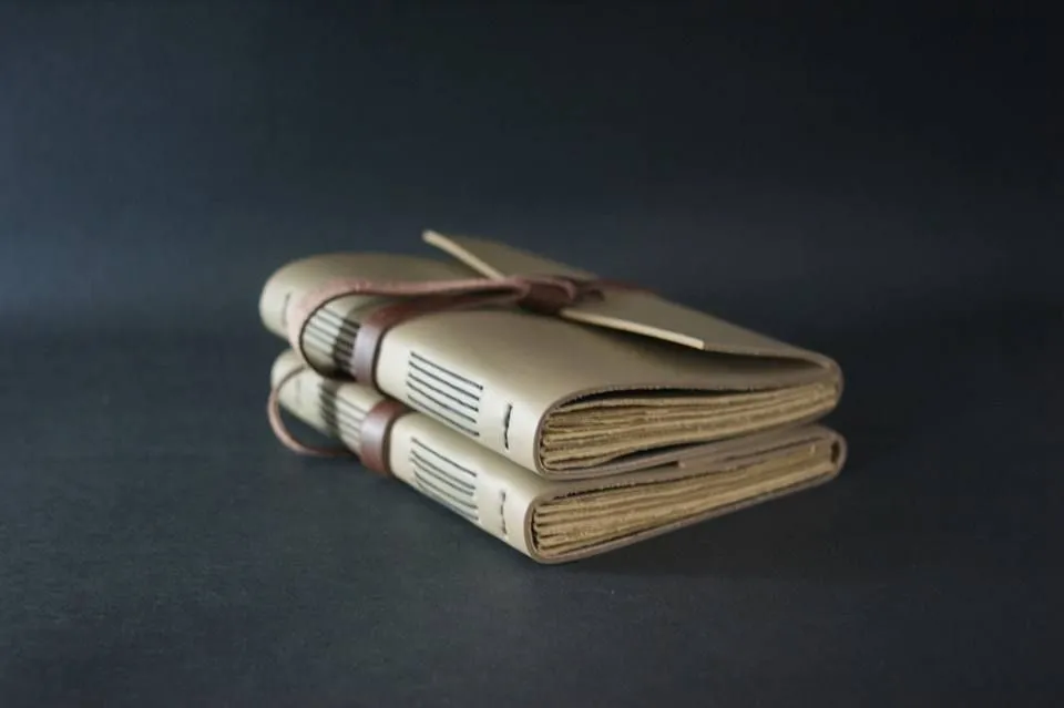 Sebuah jurnal kulit Hibrkraft Basic berwarna coklat tua yang sudah terpakai, menunjukkan patina dan karakter yang berkembang seiring waktu.