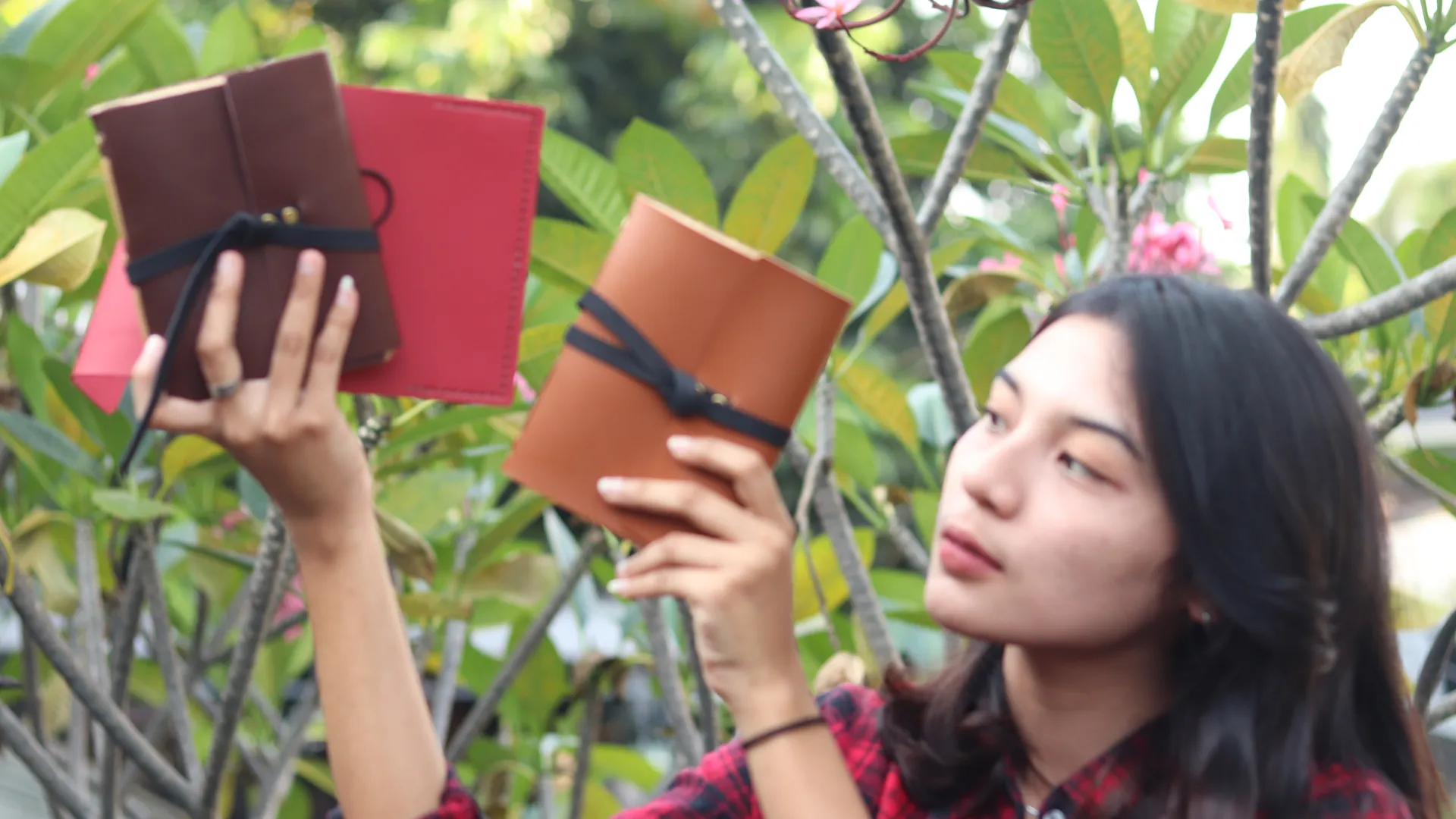 Contoh custom notebook dengan logo brand DeJourney Coffee, menunjukkan bagaimana merchandise eksklusif dapat membangun identitas komunitas.