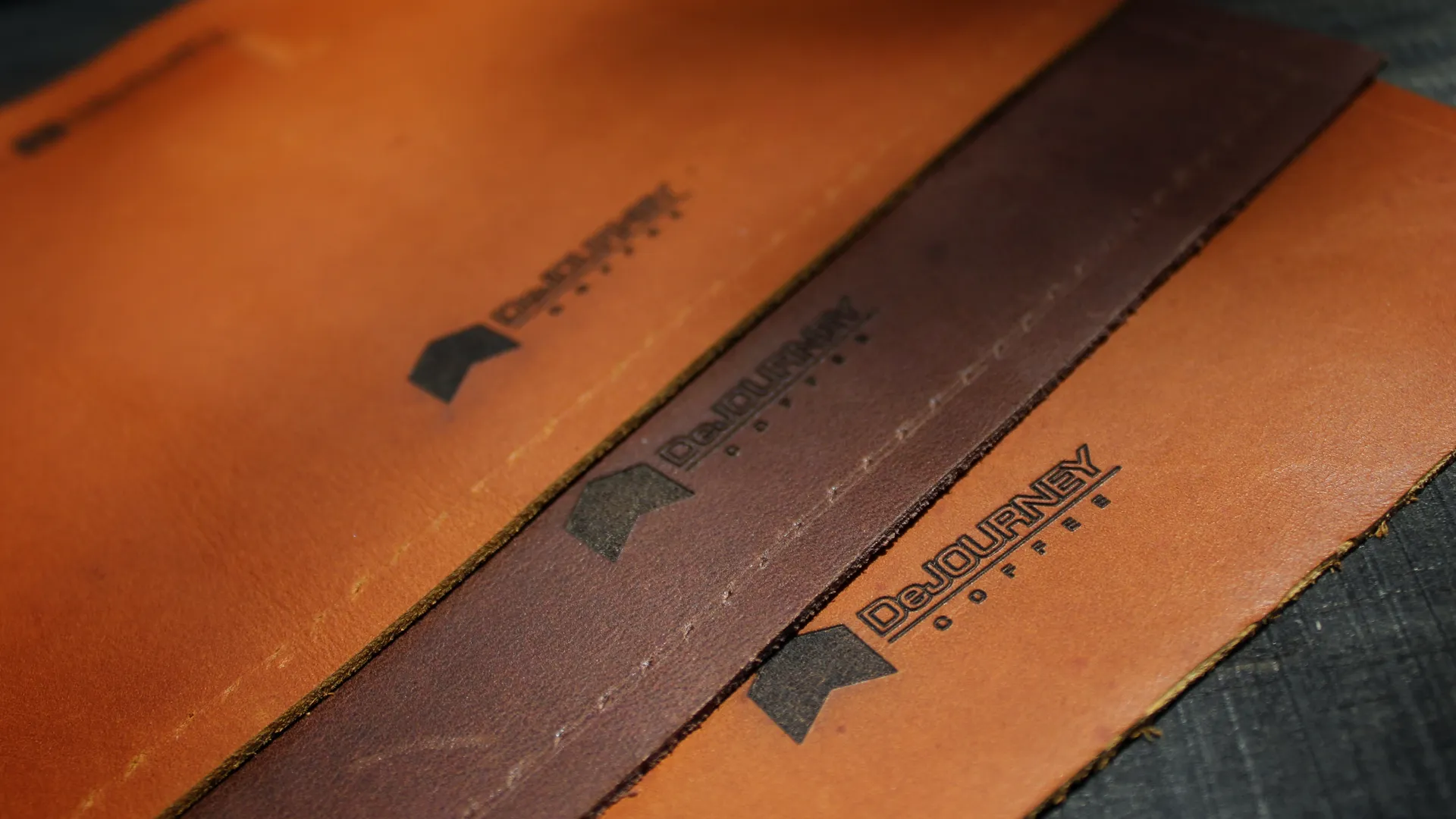 Potongan-potongan sampul kulit asli dengan logo PPLI yang sudah di-emboss, siap untuk tahap produksi selanjutnya.