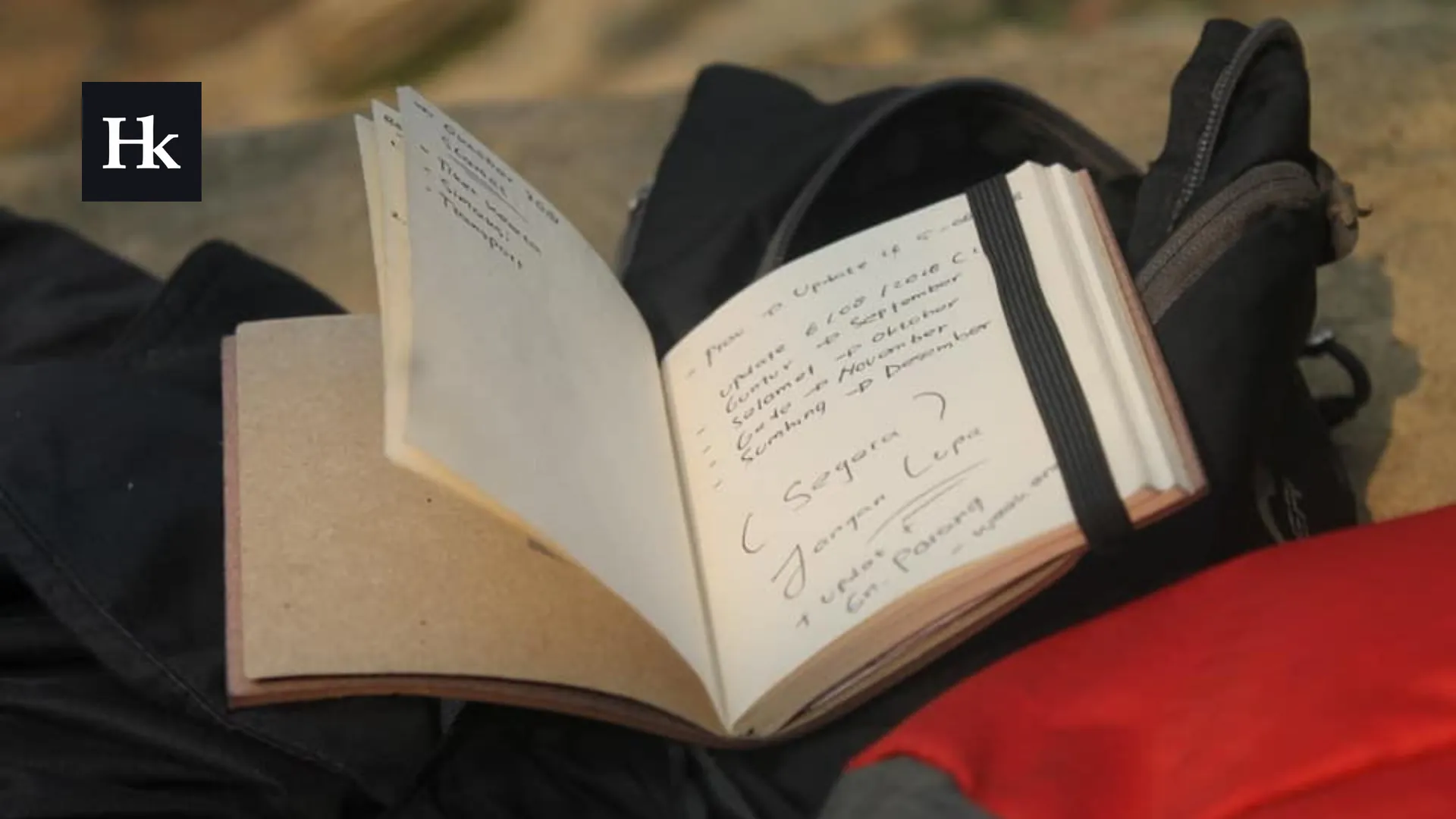 Custom notebook yang menyertai aktivitas sehari-hari, menunjukkan bagaimana hadiah korporat yang dipersonalisasi dapat menjadi bagian tak terpisahkan dari gaya hidup penerimanya.