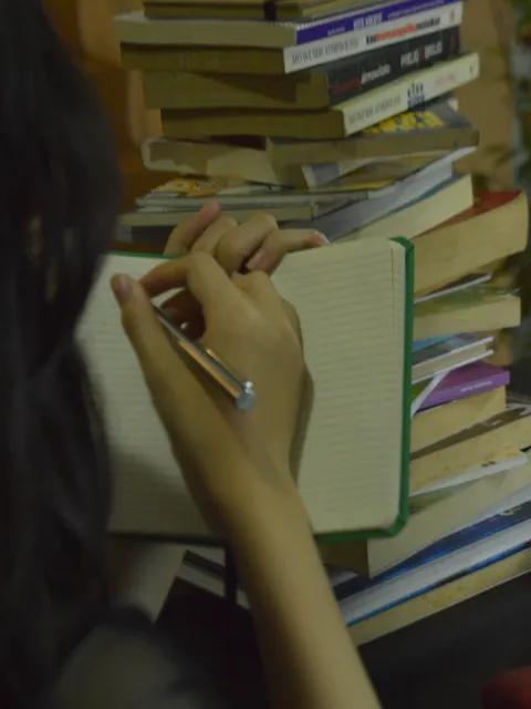 Proses teliti dalam mempersiapkan halaman jurnal kustom, menunjukkan komitmen Hibrkraft pada kualitas detail.