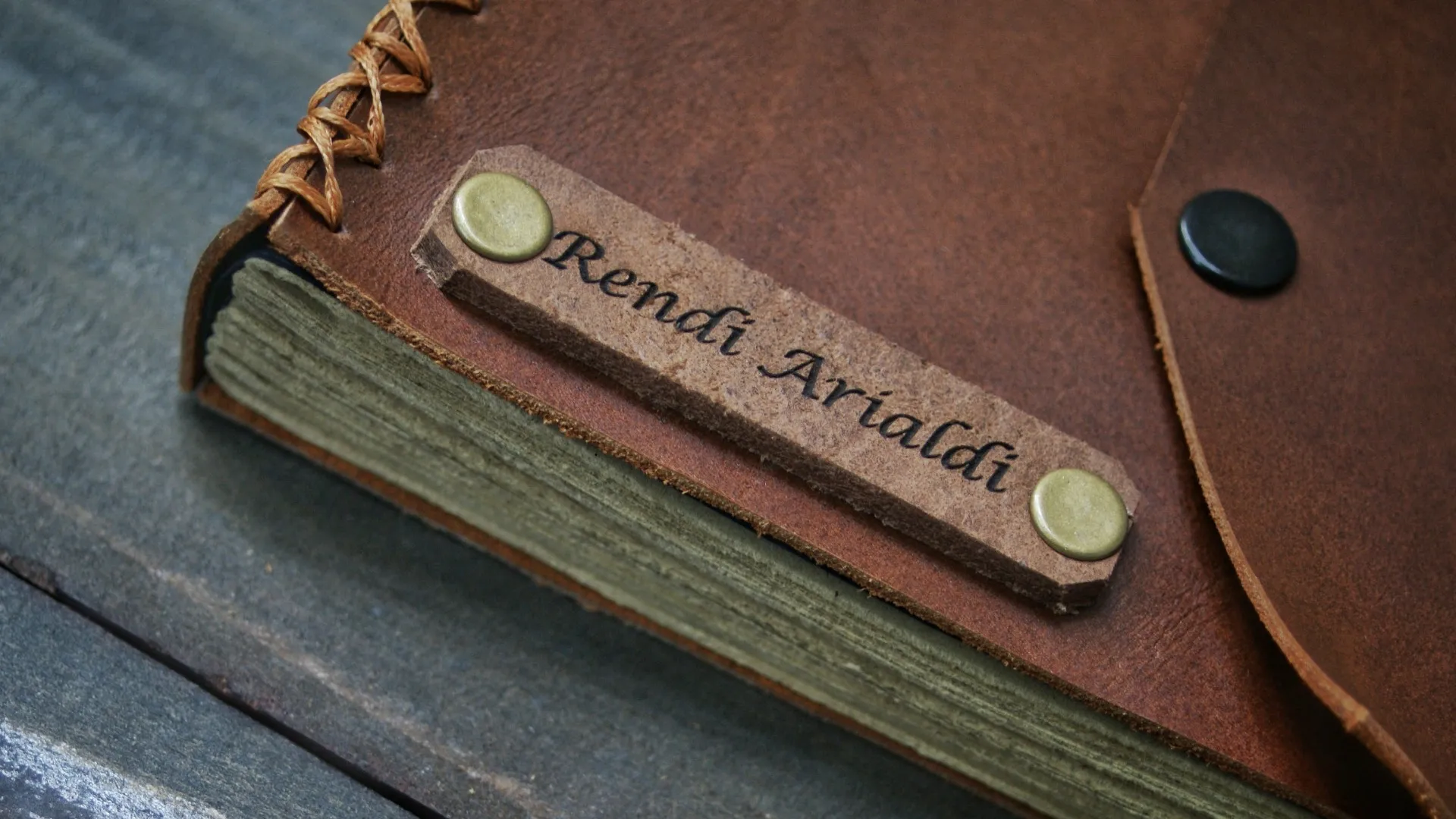 Jurnal kulit kustom dengan detail jahitan yang terlihat jelas