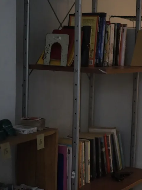 Rak buku yang terisi dengan buku-buku terawat baik, menunjukkan nilai preservasi.
