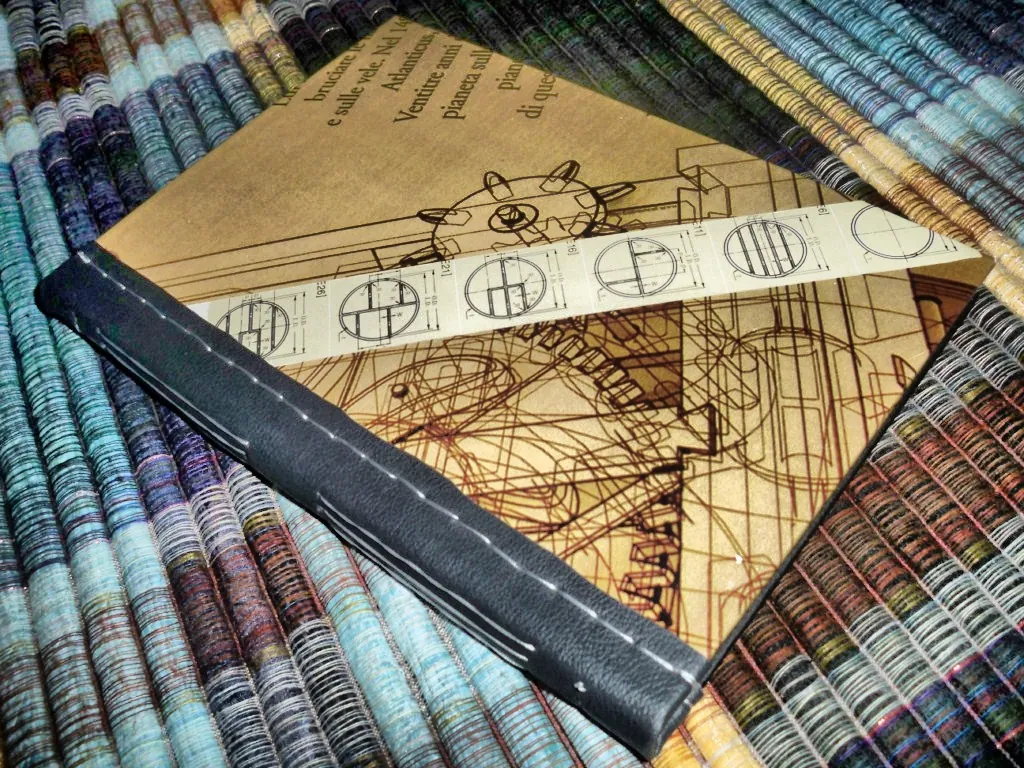 Buku catatan bersampul kain bermotif geometris