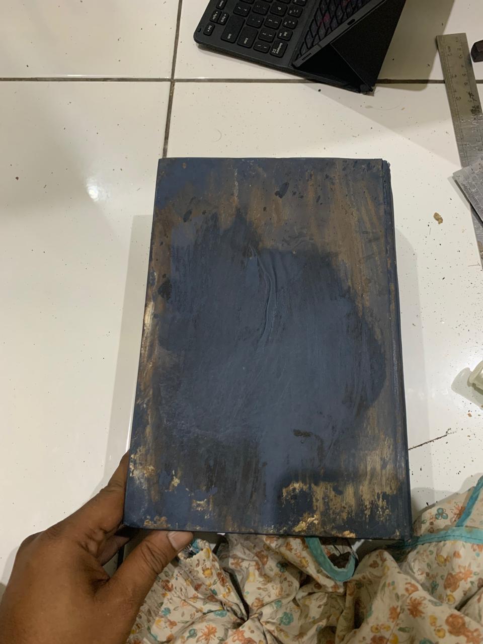 Kondisi Awal Cover Buku Tertutup Kerak Kotoran Tebal