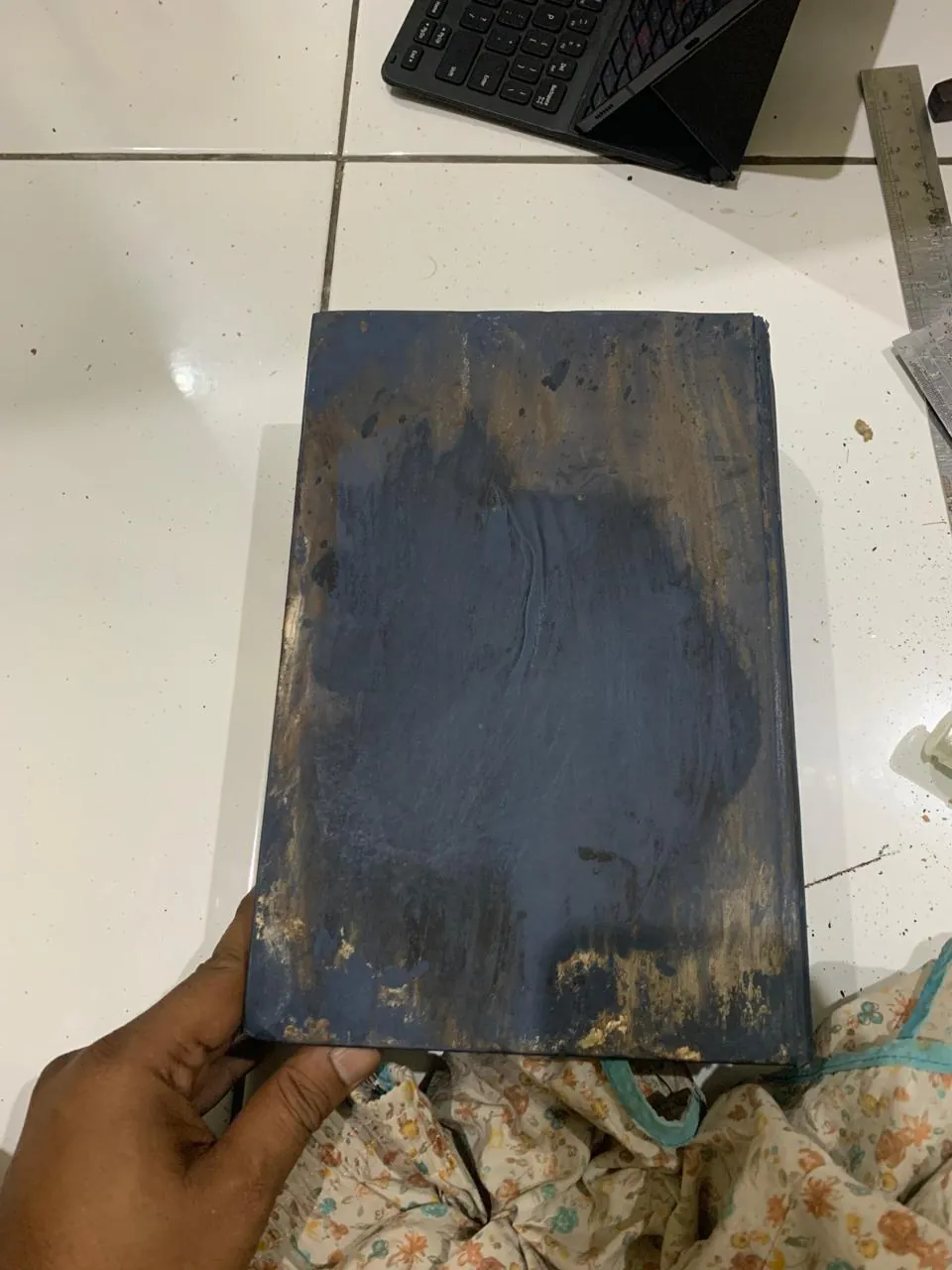 Kondisi Awal Cover Buku Tertutup Kerak Kotoran Tebal