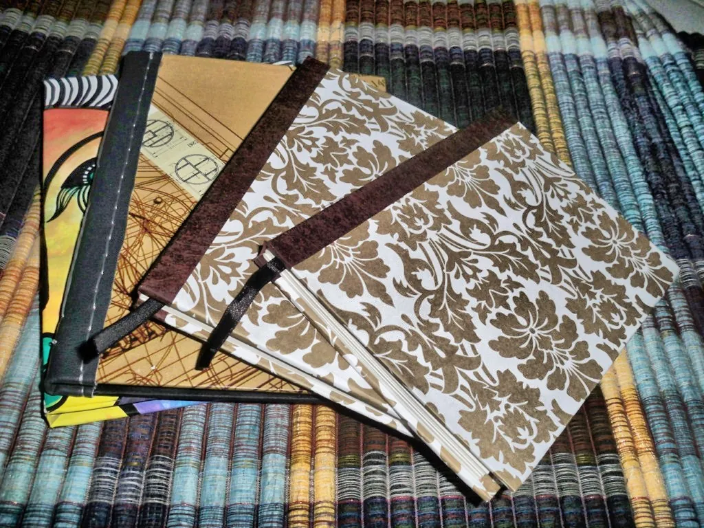Beberapa jurnal bersampul kain dengan punggung kulit
