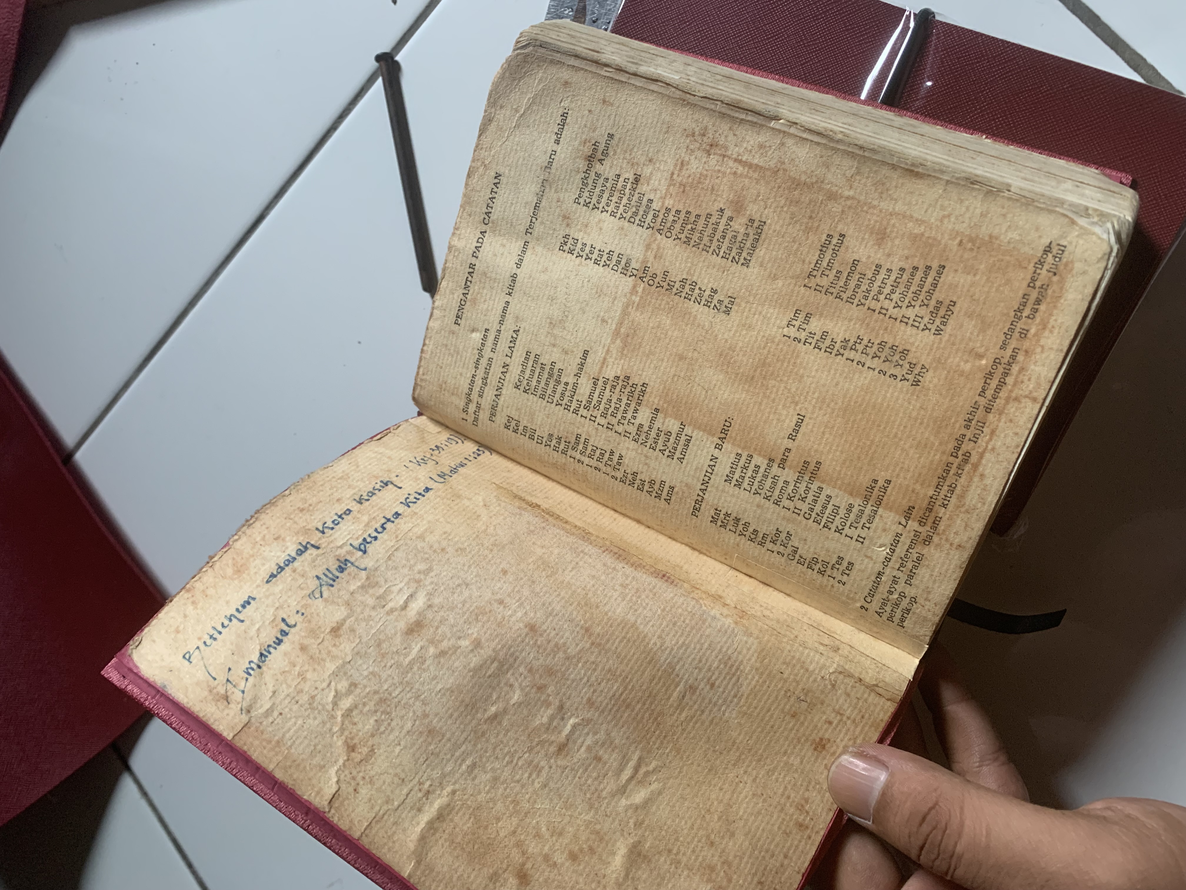 Detail Kerusakan Kertas dan Tulisan Tangan pada Alkitab Lama