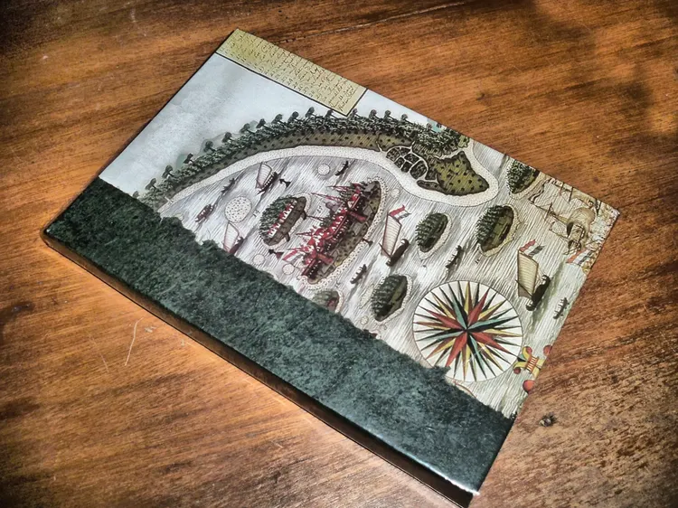 Jurnal bergaya vintage dengan sampul bermotif