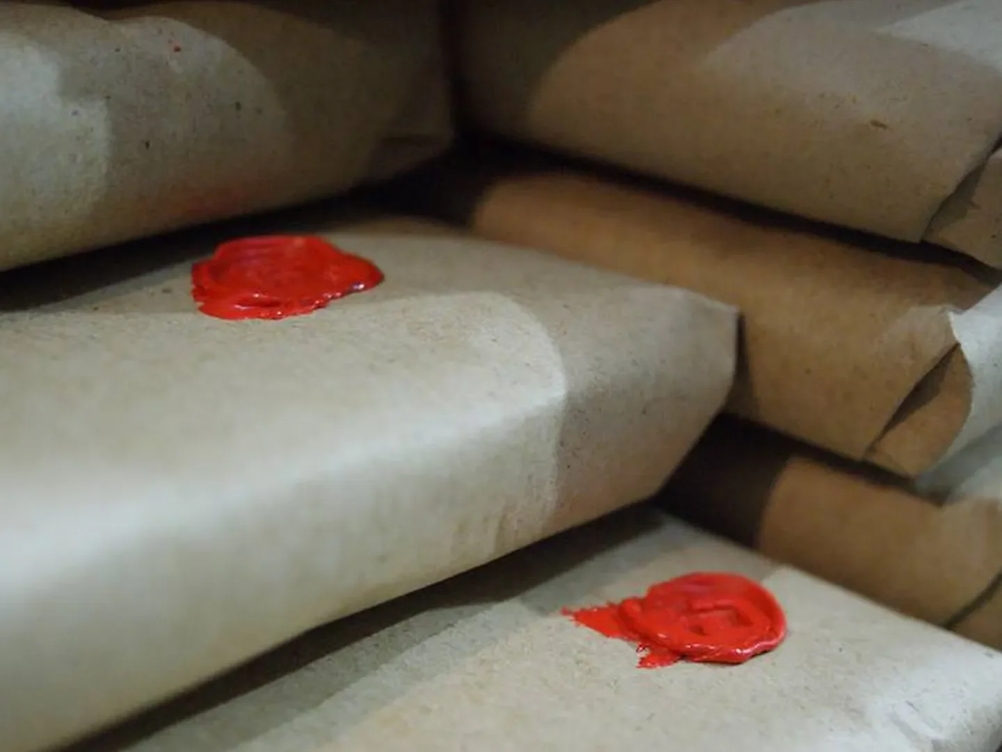 Paket-paket terbungkus kertas cokelat dengan segel lilin merah