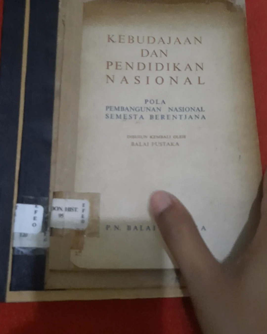 The cover of the old book Kebudajaan dan Pendidikan Nasional during conservation