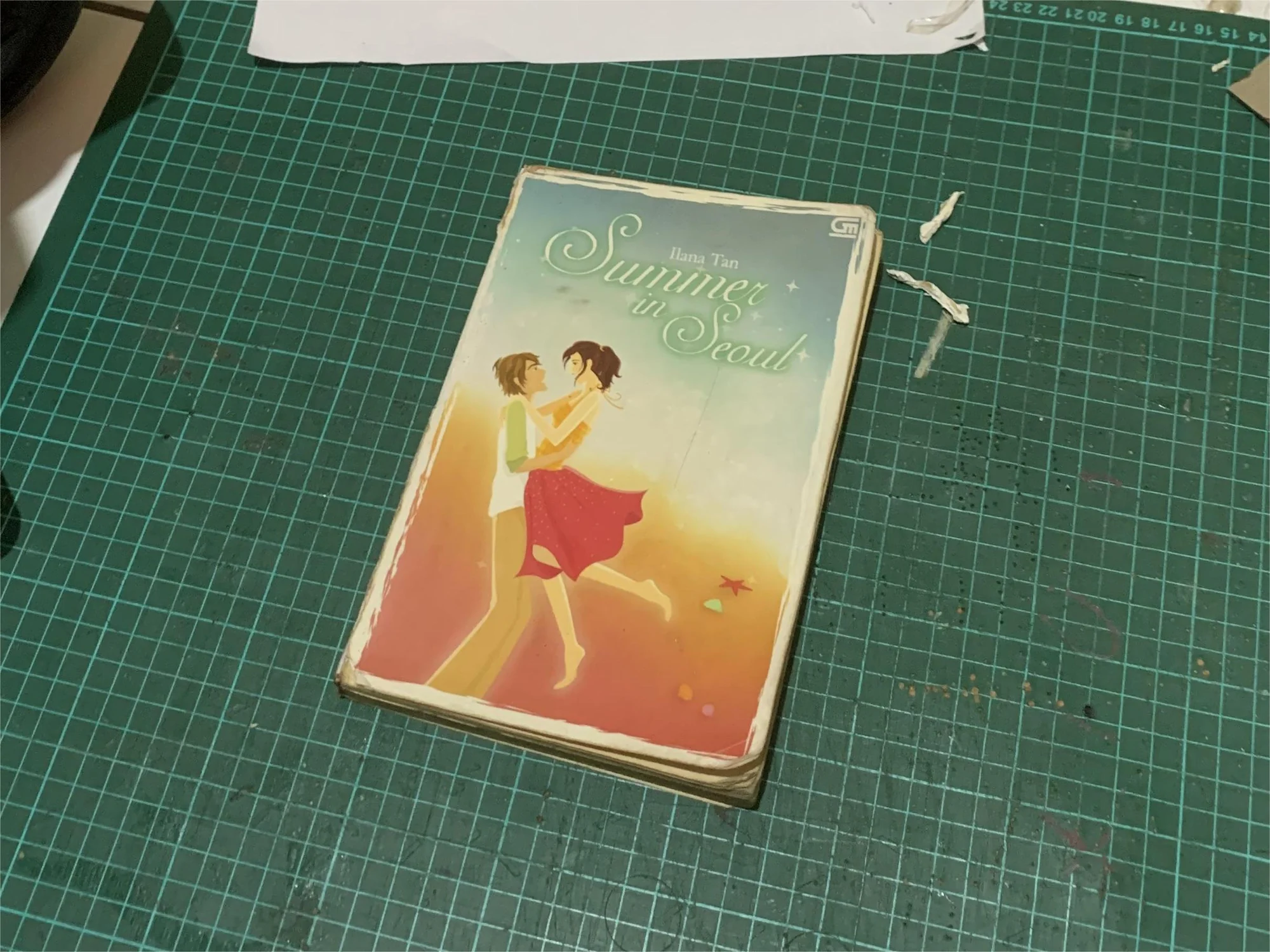 Summer in Seoul — tepi sampul aus, sudut tertekuk