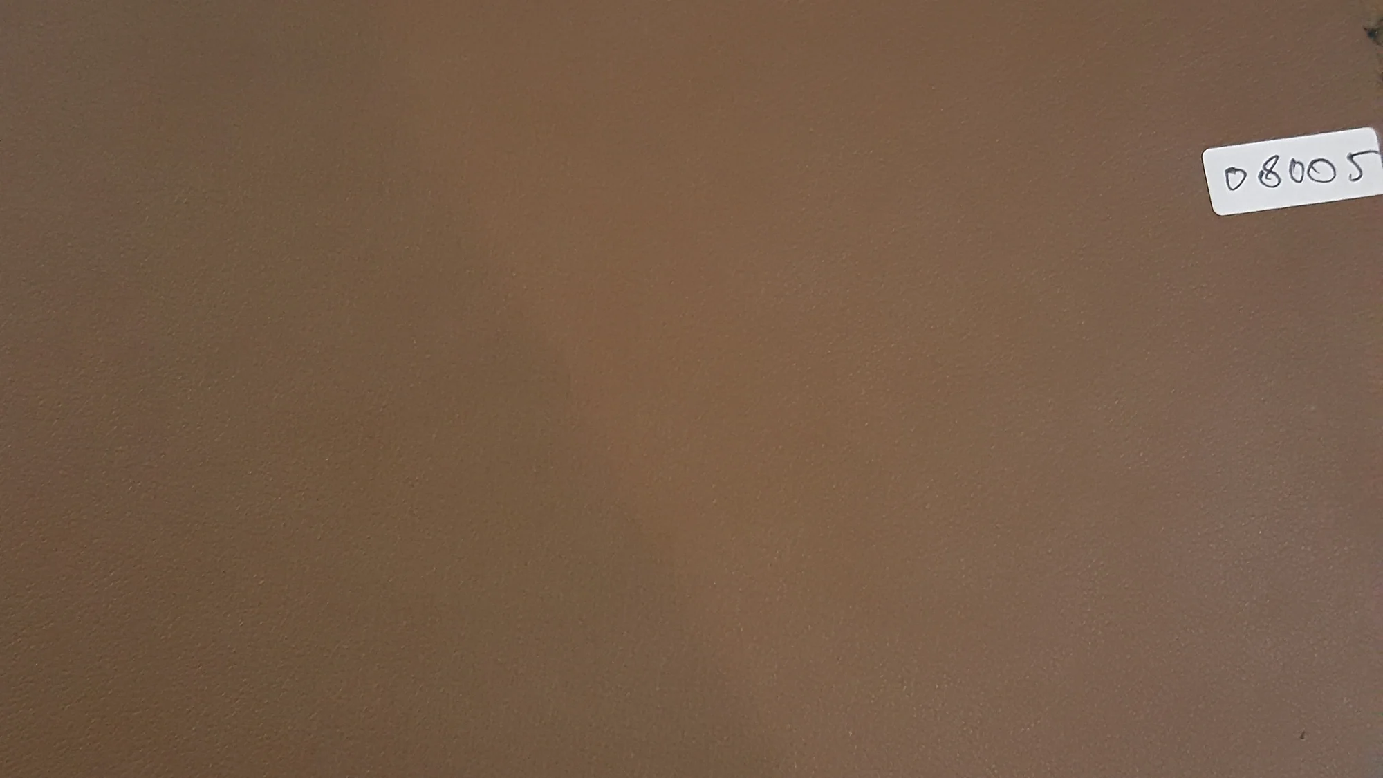 Sampul jurnal kulit cokelat dengan logo Hibrkraft yang diemboss