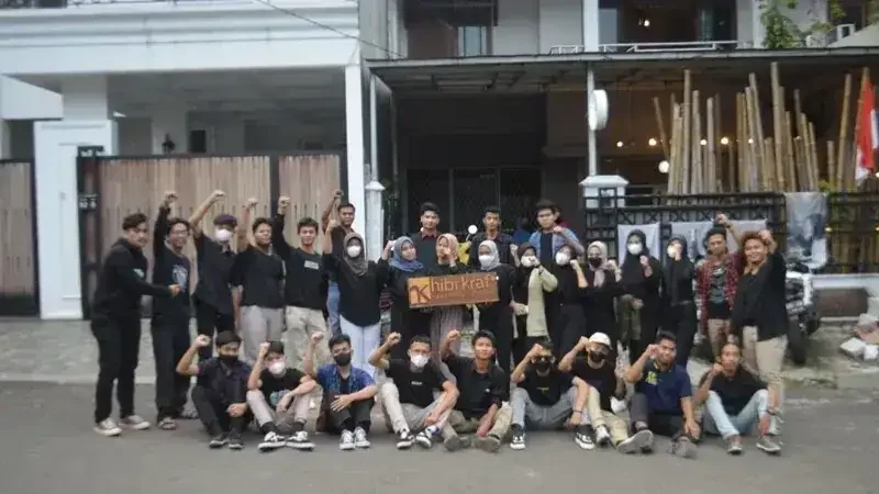 Tim Hibrkraft berkumpul di depan bengkel di Bogor