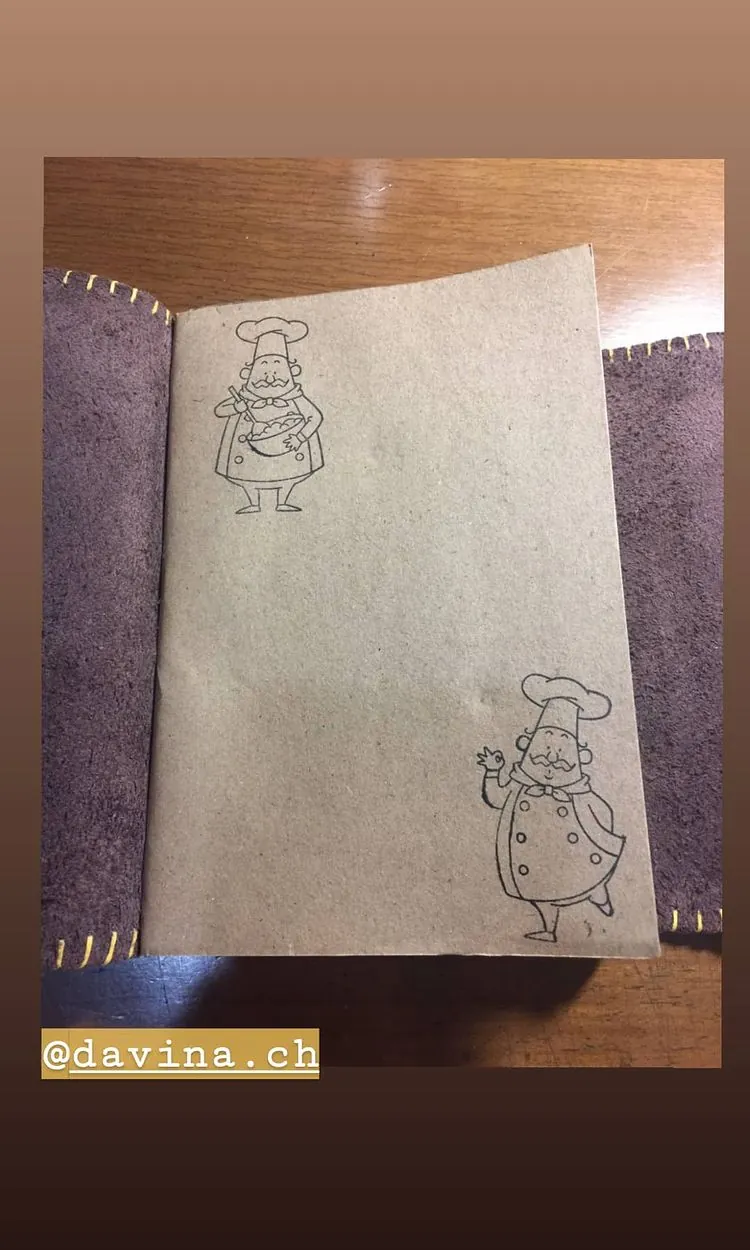 Story Instagram dari @davina.ch: dua karakter juru masak digambar tangan di halaman kertas kraft