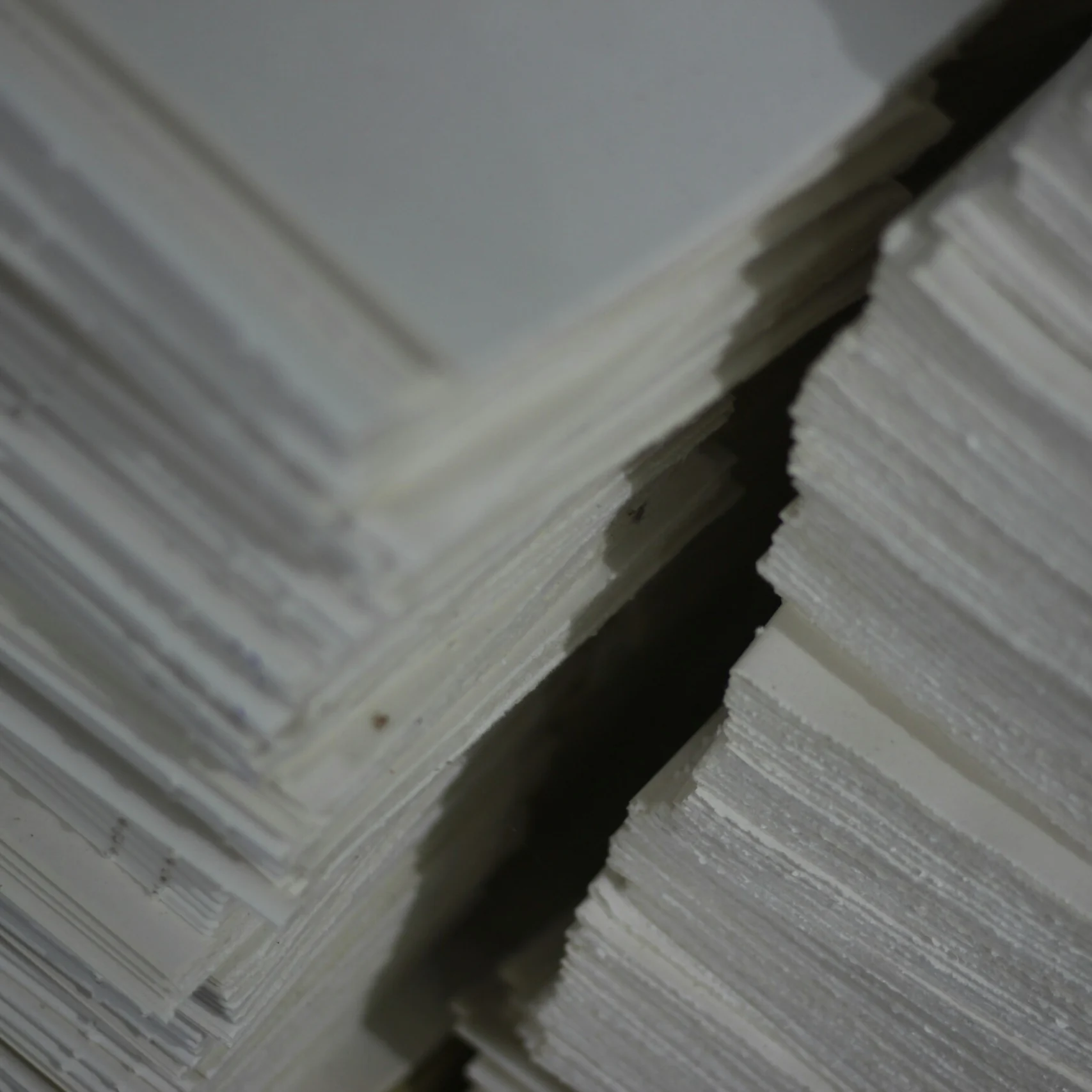 Tumpukan kertas putih tersusun rapi sebelum dijilid