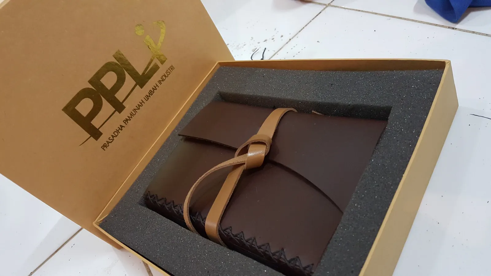 Jurnal kulit Hibrkraft di dalam kotak hadiah bermerek PPLI