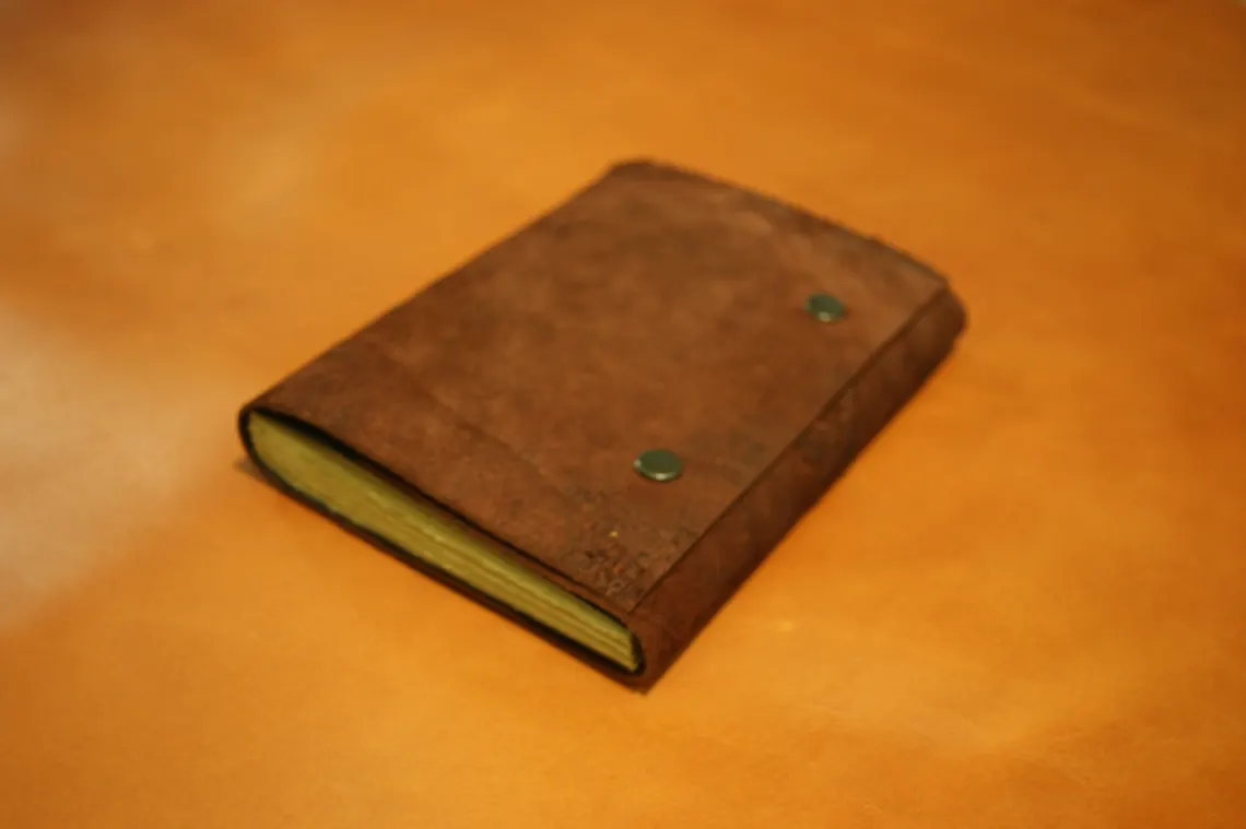 Jurnal kulit suede dengan hiasan paku logam (stud)