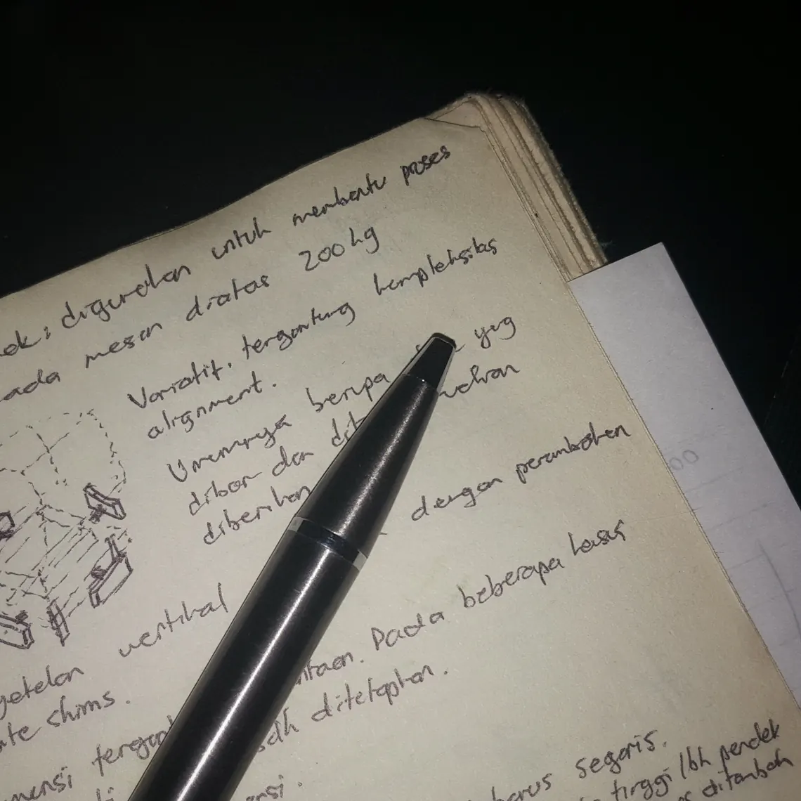 Pena di atas catatan tulisan tangan