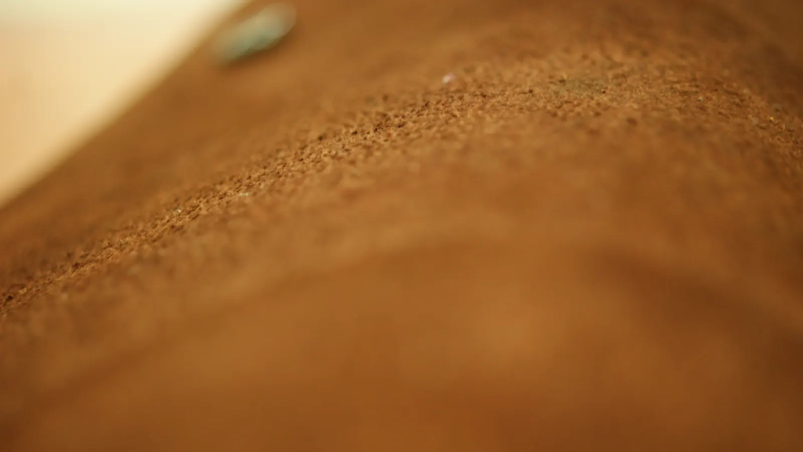 Tekstur kulit suede cokelat dilihat dari dekat
