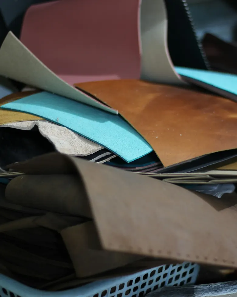 Sisa potongan kulit dalam keranjang plastik