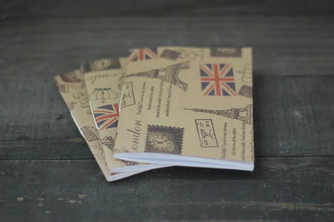 Beberapa notebook model Virgo dengan sampul bermotif cetak London, tersusun sebagai stok siap kirim.