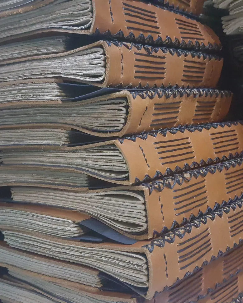 Jurnal kulit dengan jahitan koptik untuk PPLI